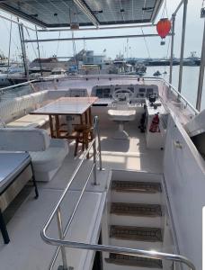 een boot met een tafel en een tafel op het dek bij Golfe-Juan Yacht in Cannes