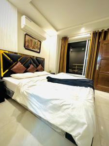 Galeriebild der Unterkunft One Bed Designer Luxury Apartment Mehar Suites in Lahore