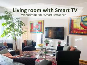 TV a/nebo společenská místnost v ubytování Amabello Apartment Colorful Art; 15-20 min von Basel, Bahnhof, Flughafen