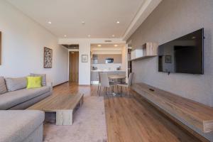 Μια τηλεόραση ή/και κέντρο ψυχαγωγίας στο Luxury Apartment, Seaview Close Beach