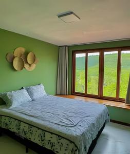 una camera da letto con un letto e una grande finestra di Casa Miradouro do vale - Ar Condicionado nos dois quartos a Lençóis