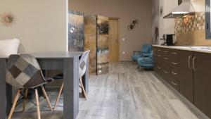 Kuchnia lub aneks kuchenny w obiekcie Apartamentos La Chaparrina del Jerte