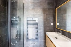 un baño con ducha y lavabo en Le Safari - WiFi, Parking, TV, en Lorient 26 fotos más