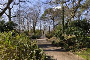 un camino en un parque con árboles y plantas en Le Safari - WiFi, Parking, TV, en Lorient