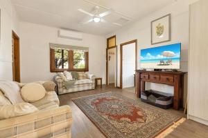 ein Wohnzimmer mit Couch und Kamin in der Unterkunft Armstrong Cottage in Paynesville