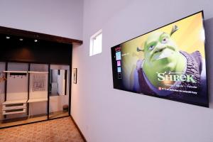 Telewizja i/lub zestaw kina domowego w obiekcie Habitación privada con terraza y WiFi rápido en el centro