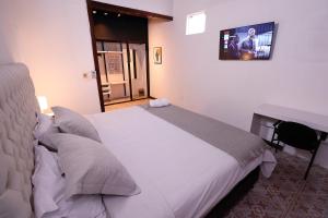 Łóżko lub łóżka w pokoju w obiekcie Habitación privada con terraza y WiFi rápido en el centro
