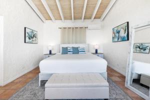 Postel nebo postele na pokoji v ubytování Azure Vista Villa + 37 fotografií