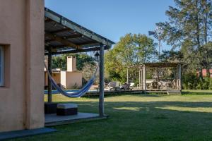 einen Spielplatz mit Hängematte und Pavillon in der Unterkunft Casa Campo 1931 in Colonia del Sacramento