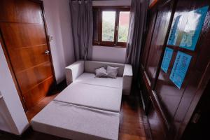 سرير أو أسرّة في غرفة في Altillo privado con desayuno artesanal en pleno centro
