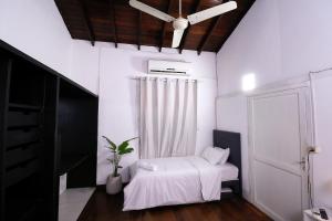 سرير أو أسرّة في غرفة في Altillo privado con desayuno artesanal en pleno centro