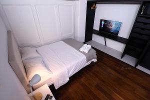 سرير أو أسرّة في غرفة في Altillo privado con desayuno artesanal en pleno centro