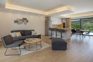 a living room with a couch and a table at Villa Tesa 2 in Okrug Donji