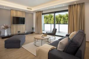 a living room with a couch and a table at Villa Tesa 2 in Okrug Donji