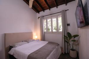 Habitación céntrica con desayuno y baño privadoにあるベッド