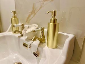 La salle de bains est pourvue d'un lavabo avec des robinets en or. dans l'établissement Luxury 4 bed former hay loft SLEEPS 6, à Usk 64 autres photos