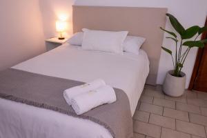 Łóżko lub łóżka w pokoju w obiekcie Habitación privada con terraza y WiFi rápido en el centro