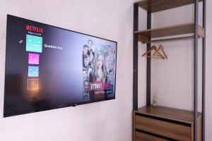 Telewizja i/lub zestaw kina domowego w obiekcie Habitación privada con terraza y WiFi rápido en el centro