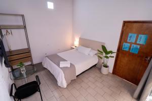 Łóżko lub łóżka w pokoju w obiekcie Habitación privada con terraza y WiFi rápido en el centro