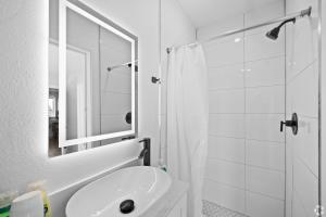 Koupelna v ubytování Chic Private Room with Bath-Steps to USC and Downtown LA