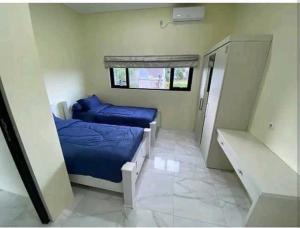 a bedroom with two beds and a window at Villa Mike Yogyakarta in Gandok