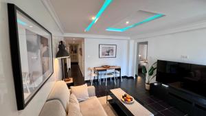 Un televizor și/sau centru de divertisment la Cool, Modern and Snug 3BR Apartment Peachy Stays