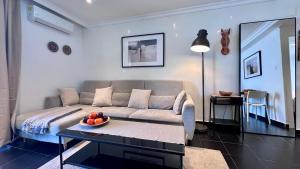 O zonă de relaxare la Cool, Modern and Snug 3BR Apartment Peachy Stays