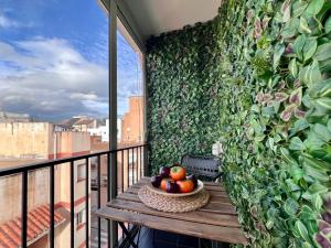 Un balcon sau o terasă la Cool, Modern and Snug 3BR Apartment Peachy Stays