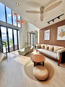Khu vực ghế ngồi tại Serenity Crest - Taal Lake View