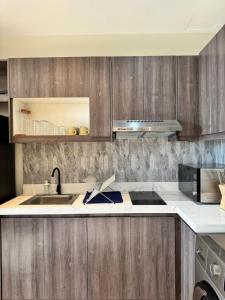 Nhà bếp/bếp nhỏ tại Serenity Crest - Taal Lake View