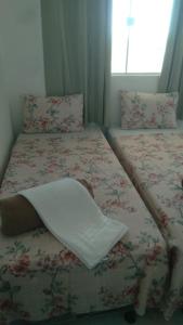 a bedroom with two twin beds and a window at Excelente Flat no alto de Bezerros in Bezerros +9 photos