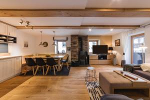 kuchnia i salon ze stołem i krzesłami w obiekcie Luxury Chalet Mallnitz w mieście Mallnitz