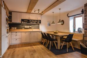 una cucina con tavolo e sedie in legno di Luxury Chalet Mallnitz a Mallnitz