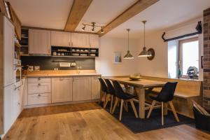 Kuchnia lub aneks kuchenny w obiekcie Luxury Chalet Mallnitz