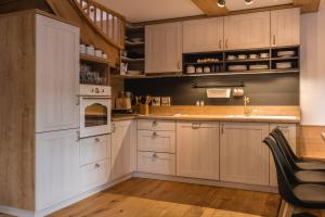 Kuchnia lub aneks kuchenny w obiekcie Luxury Chalet Mallnitz