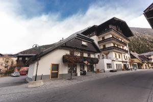duży budynek po stronie ulicy w obiekcie Luxury Chalet Mallnitz w mieście Mallnitz