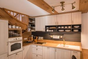Kuchnia lub aneks kuchenny w obiekcie Luxury Chalet Mallnitz