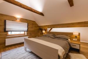 sypialnia z dużym łóżkiem i oknem w obiekcie Luxury Chalet Mallnitz w mieście Mallnitz