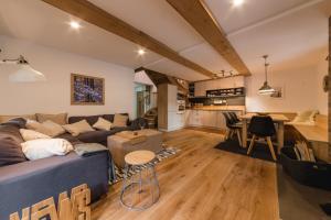 salon i kuchnia z kanapą i stołem w obiekcie Luxury Chalet Mallnitz w mieście Mallnitz