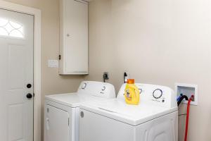 Galeriebild der Unterkunft End Zone Escape - 2BR house 1 mile to ND Stadium! in South Bend