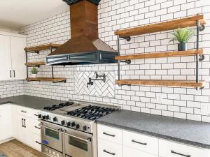 Kuchyň nebo kuchyňský kout v ubytování The Phoenix Farmhouse