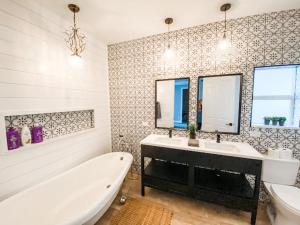 Koupelna v ubytování The Phoenix Farmhouse