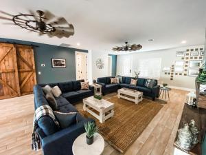 Posezení v ubytování The Phoenix Farmhouse