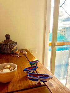 einen Holztisch mit einer Schüssel Essen drauf in der Unterkunft Beachapartment fully serviced in Sal Rei