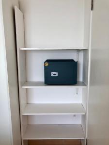 einem Kühlschrank mit einem blauen Aktenkoffer in der Mitte in der Unterkunft Beachapartment fully serviced in Sal Rei