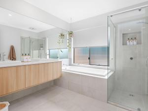 une salle de bain blanche avec une baignoire et une douche dans l'établissement Kingsleys Charm at Boat Harbour, à Boat Harbour 28 autres photos