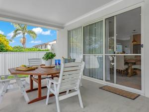 une salle à manger avec une table et des chaises dans l'établissement Kingsleys Charm at Boat Harbour, à Boat Harbour