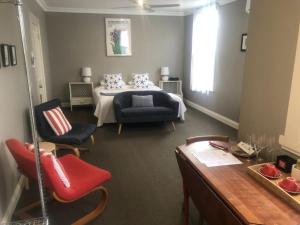 Athelstane Hotel客房内的一张或多张床位
