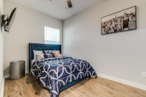 Ένα ή περισσότερα κρεβάτια σε δωμάτιο στο Elegant stylish home in gated neighborhood!