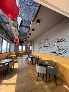 a dining room with tables and chairs in a restaurant at 可青大飯店Grand Ke-Cing Hotel in Yilan City